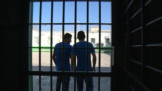 Η σκηνοθέτης Μαριάννα Οικονόμου παρακολουθεί δύο φίλους στις ελληνικές φυλακές ανηλίκων
