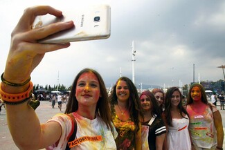 Oι Αθηναίοι που αψήφησαν τη βροχή για το μαραθώνιο, πολύχρωμο πάρτι του Colour Day Festival