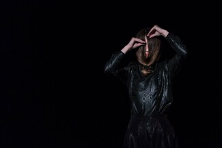 Αποκλειστικό: Οι πρώτες φωτογραφίες από τη νέα παράσταση της Τζένης Αργυρίου στη Στέγη