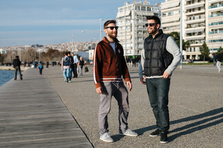 Πρόσωπα της Θεσσαλονίκης, στην παραλία με λιακάδα