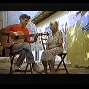 Ο Καετάνο Βελόζο τραγουδάει με τη μαμά του στη μπουγάδα της αυλής