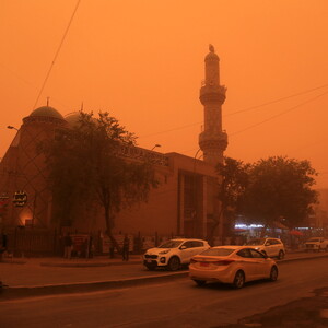 Απόκοσμες εικόνες στο Ιράκ- Καταιγίδα σκόνης έκανε τον ουρανό πορτοκαλί 