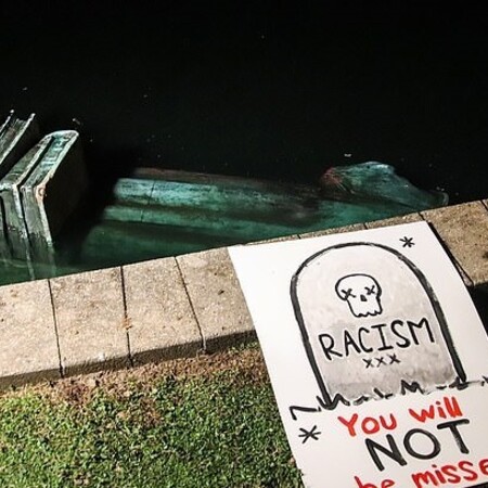 Διαδηλωτές βανδάλισαν αγάλματα του Κολόμβου - Τα αποκεφάλισαν και τα πέταξαν στο νερό