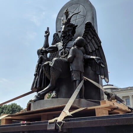 Σατανιστές έκαναν τα αποκαλυπτήρια του δαίμονα Μπαφομέτ στο Καπιτώλιο του Αρκάνσας - ΒΙΝΤΕΟ