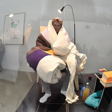 Ο Γάλλος καλλιτέχνης που από σήμερα ζει σαν μαμά κότα και κλωσάει αυγά μέσα σε μουσείο στο Παρίσι - ΒΙΝΤΕΟ