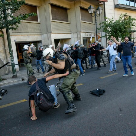 Το ΠΑΜΕ καταγγέλλει τη ΝΔ για αστυνομική βία: Το άγαλμα βάφτηκε κόκκινο, όπως ο μακελάρης Τρούμαν αιματοκύλισε την Ελλάδα