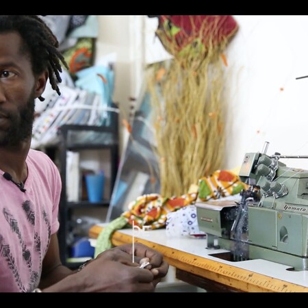 Ο Αφρικανός ράφτης που φτιάχνει ρούχα στην Αθήνα