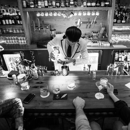 Clumsies: Πώς είναι να έχεις ένα από τα καλύτερα μπαρ του κόσμου στην καρδιά της Αθήνας