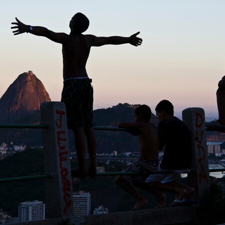 Χαρά και λύπη στις φαβέλες του Ρίο ντε Τζανέιρο