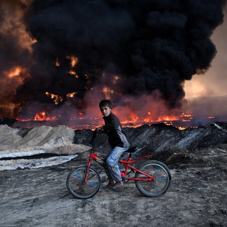 Ποδήλατο στα φλεγόμενα πετρέλαια της Μοσούλης