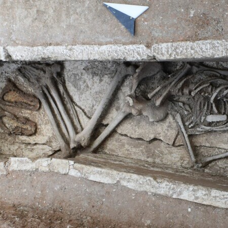 Αρχαία Σικυώνα: Η ταφή με τα σανδάλια του νεκρού και τα ευρήματα που ενισχύουν το ενδεχόμενο εντοπισμού αρχαϊκής πόλης