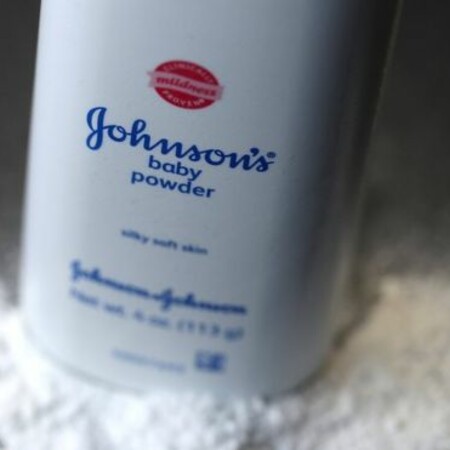Η Johnson & Johnson θα σταματήσει να πουλά σκόνη ταλκ για βρέφη σε ΗΠΑ και Καναδά