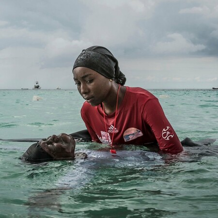 Μια δασκάλα κολύμβησης σώζει γυναικείες ζωές στη Ζανζιβάρη