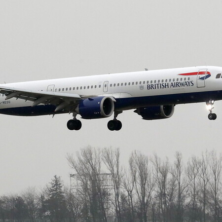 Αεροπλάνο της British Airways πασχίζει να προσγειωθεί στο Χίθροου, εν μέσω ισχυρών ανέμων
