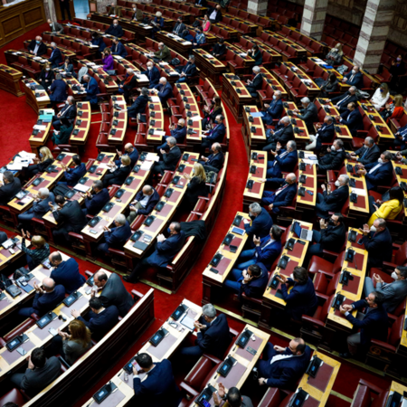 Καβγάς ΣΥΡΙΖΑ-ΚΙΝΑΛ στη Βουλή: «Είστε άχρωμοι» - «Μαθήματα δεν δεχόμαστε από εσάς που μας λέγατε γερμανοτσολιάδες»