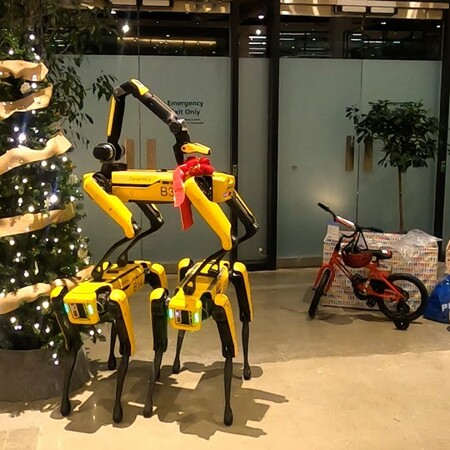 Ρομποτ-σκύλοι στολίζουν χριστουγεννιάτικο δέντρο 