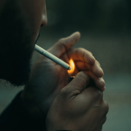 Άνδρας ανάβει τσιγάρο