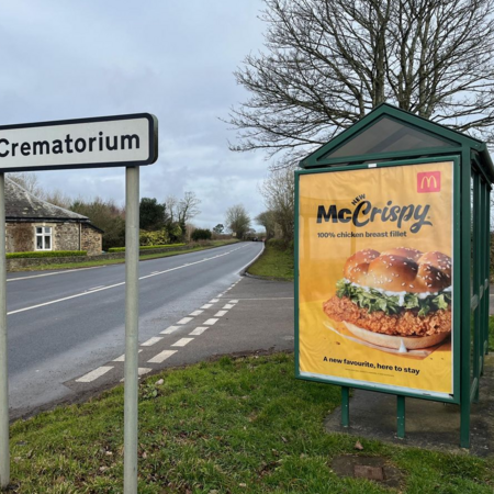Τα McDonald’s έβαλαν διαφήμιση για το McCrispy κοντά σε αποτεφρωτήριο- Κάποιοι ενοχλήθηκαν