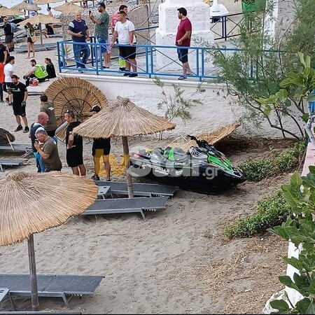 Εύβοια: Jet ski βγήκαν εκτός πορείας και έπεσαν σε ομπρέλες στην παραλία της Κύμης (φωτο & video)