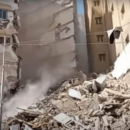 Αίγυπτος: Κατέρρευσε κτίριο 13 ορόφων στην Αλεξάνδρεια- Πληροφορίες για εγκλωβισμένους