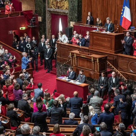 Συνταγματικό δικαίωμα η άμβλωση στη Γαλλία, σε μια ιστορική ψηφοφορία