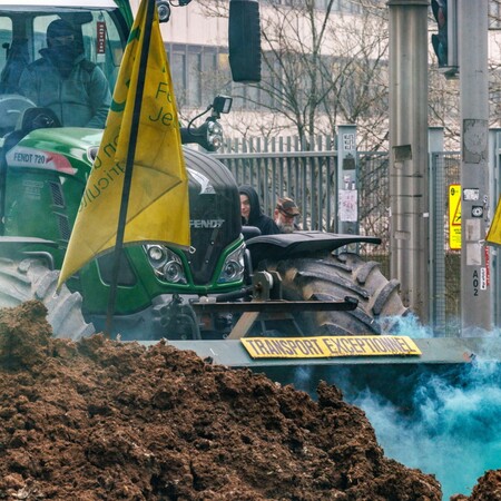 Βέλγιο: Επεισόδια με αγρότες έξω από την Κομισιόν - Πέταγαν αυγά, έριχναν πατάτες και κοπριά στους δρόμους