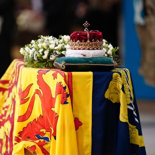 Βασίλισσα Ελισάβετ: Πλήθος κόσμου στο λαϊκό προσκύνημα- Τοποθέτησαν το στέμμα στο φέρετρο