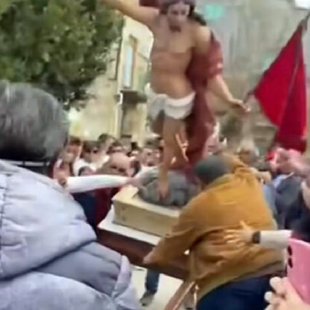 Δύο αγάλματα έπεσαν σε πασχαλινή πομπή στην Ιταλία