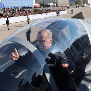 Ο Ερντογάν, με μπουφάν πιλότου, παρουσίασε το τουρκικό μαχητικό «KAAN»