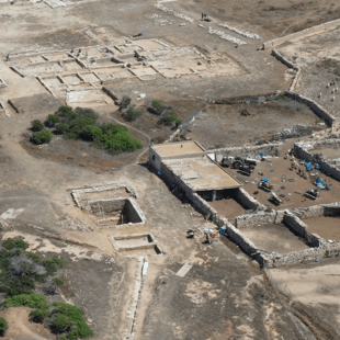 Ανασκαφές στο Δεσποτικό: Στο φως άγαλμα που παραπέμπει στο παιδί του Κριτίου