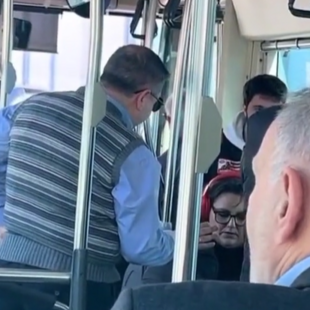 ΟΑΣΑ: Οδηγός λεωφορείου επέπληξε επιβάτιδα επειδή μιλούσε στο κινητό 