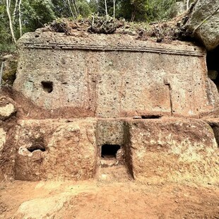 Ένας τεράστιος αρχαίος ετρουσκικός πέτρινος τάφος ήρθε στο φως