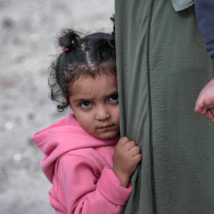 «Παιδικές διαδρομές σε καιρό πολέμου»: Οι προσωπικές αφηγήσεις ασυνόδευτων ανήλικων 