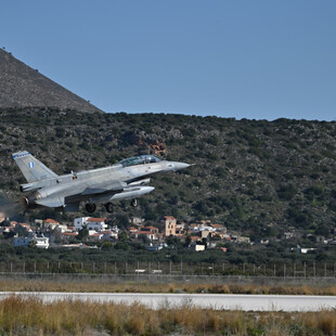 Δεν υπάρχει ζήτημα μεταφοράς ελληνικών F-16 στην Ουκρανία, λένε πηγές του υπουργείου Άμυνας