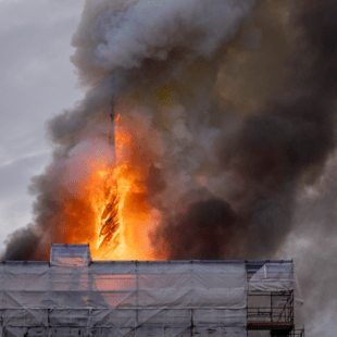 Στις φλόγες η «Notre Dame» της Δανίας: Συγκλονιστικές εικόνες από την καταστροφή του ιστορικού κτιρίου