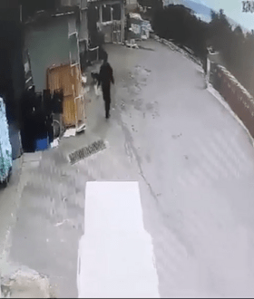Βραυρώνα: Ανατιχιαστικό βίντεο κατέγραψε τον πατέρα να πετά το νεκρό βρέφος στα σκουπίδια