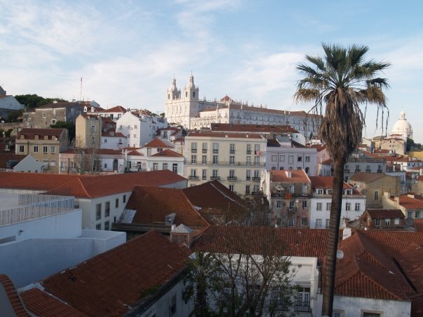 Λισαβώνα, η Alfama και η Gracia από το Miradouro de Santa Luzia