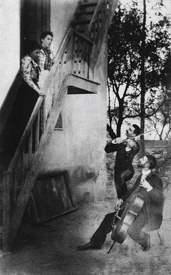Αγνώστου φωτογράφου, Παύλος και Λέων Μελάς με τις συζύγους τους Ναταλία και Ανδρομάχη, 1890. Συλλογή Ναταλίας Ιωαννίδη.