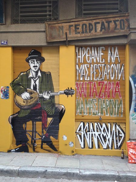 Street party στην Αισχύλου: Φώναξαν μερικούς από τους καλύτερους γκραφιτάδες και με έμπνευση από την ιστορία των κουτσαβάκηδων, των μόρτηδων και των τραμπούκων του Ψυρρή γέμισαν τους τοίχους με σκίτσα από ρεμπέτες (αριστούργημα το έργο του Ink Head).