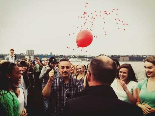 http://www.lifo.gr/uploads/image/594714/Balloons_with_H_Nice.jpg