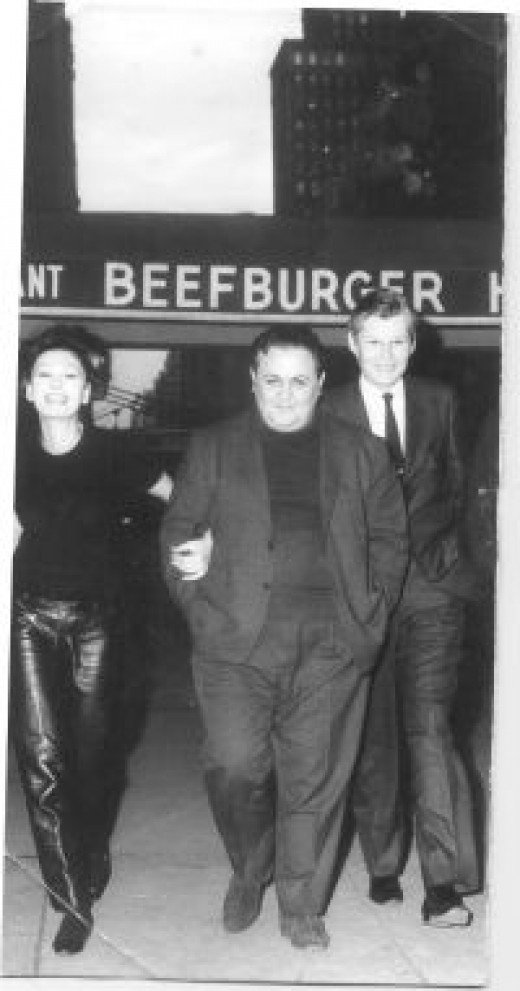 O Χατζιδάκις με τον Δ. Λιμπερόπουλο και τη Ρίκα Διαλυνά ακριβώς μπροστά στο beefburger της Κατίνας Μόσχου που ήταν κάτω απ’ το σπίτι του. 