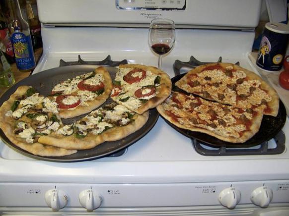 ΑΥΤΟΜΑΤΗ ΠΕΡΙΓΡΑΦΗ GOOGLE: Δύο πίτσες στο επάνω μέρος μιας κουζίνας υγραερίου