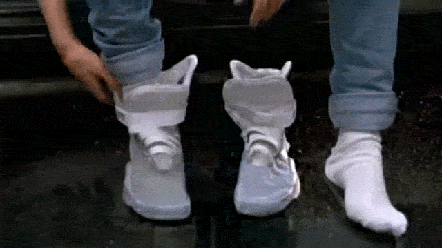 Τα εν λόγω παπούτσια, όπως εμφανίζονται στην ταινία Back to the Future II (1989)