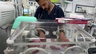 Γάζα: Πέθανε το βρέφος που είχαν σώσει από τη μήτρα της μητέρας του στη Ράφα