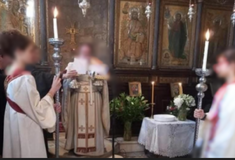 Σφοδρές αντιδράσεις για την αργία σε ιερέας που έκανε «παπαδάκια» δύο κορίτσια 
