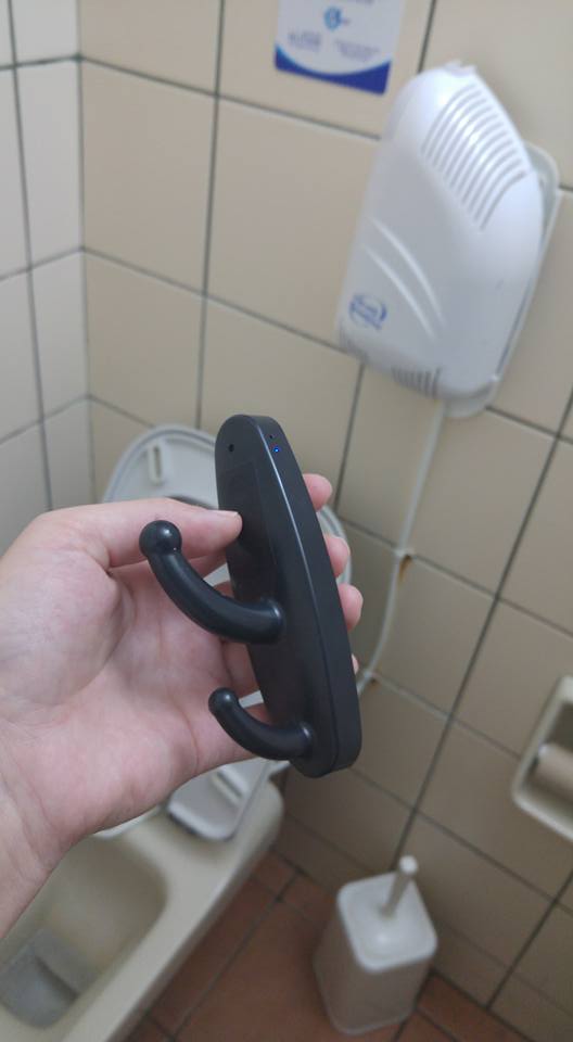 Εντόπισαν κάμερα-κρεμάστρα σε τουαλέτα εστιατορίου στο Ναύπλιο - Έρευνα της αστυνομίας