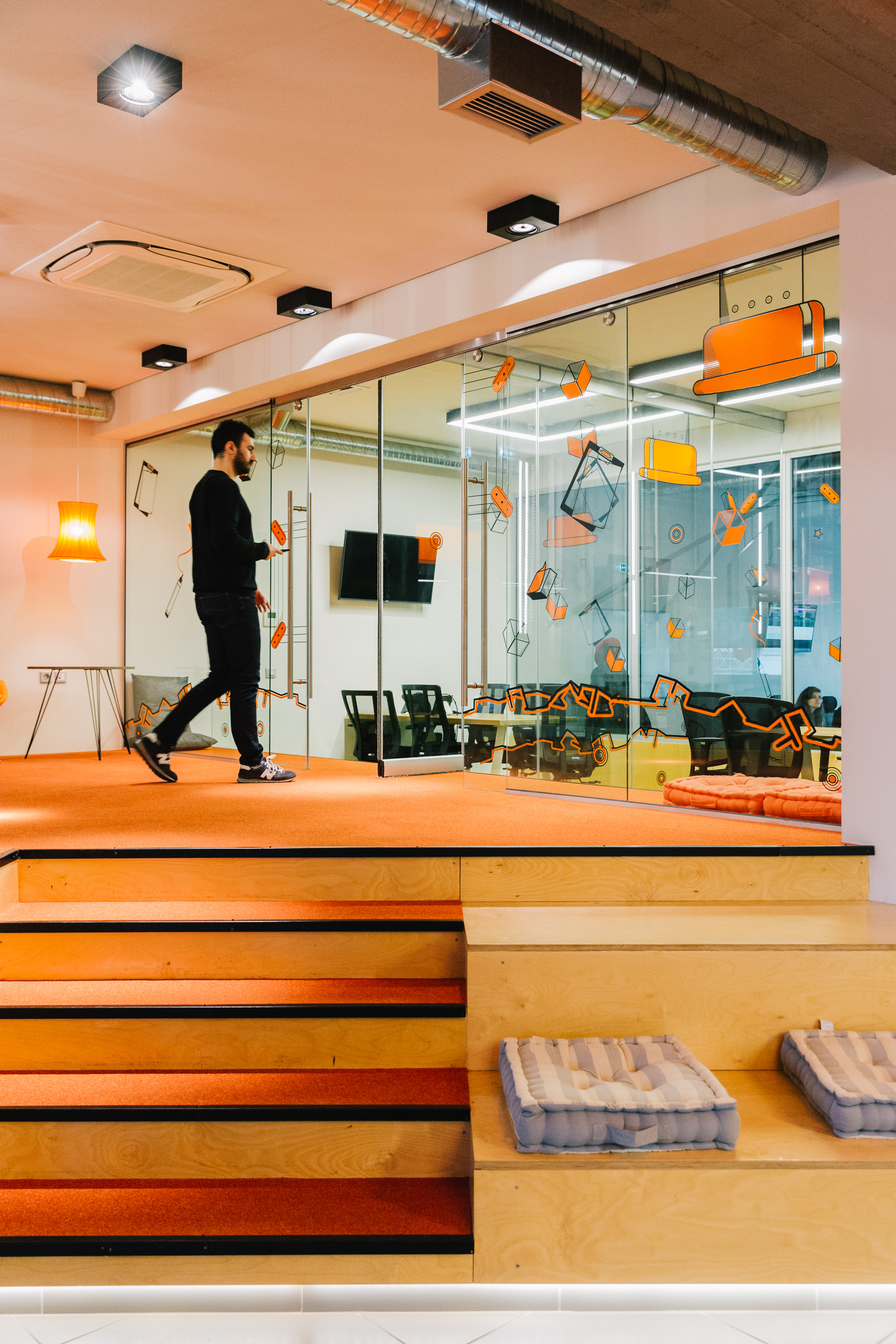 Reddit: Δεκάδες δημοσιεύσεις και συζητήσεις καταναλωτών για εμπειρίες με Skroutz