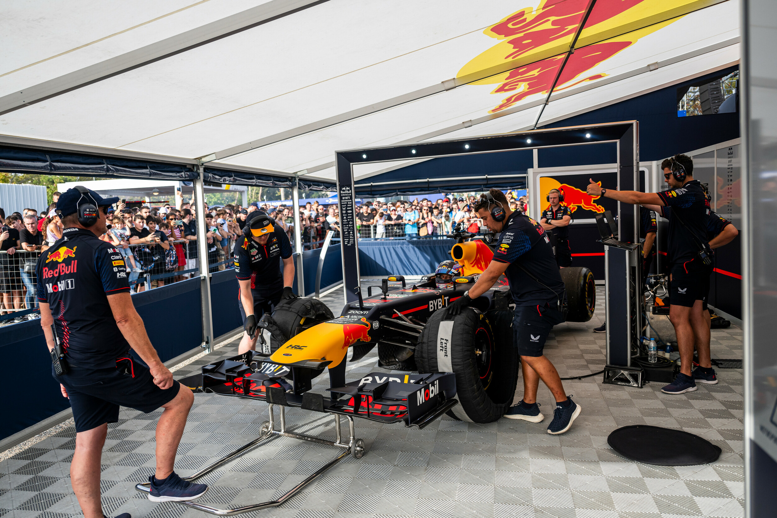 Το Red Bull Showrun by Alumil έκανε τη Θεσσαλονίκη πίστα της Formula 1- και το ζήσαμε από κοντά