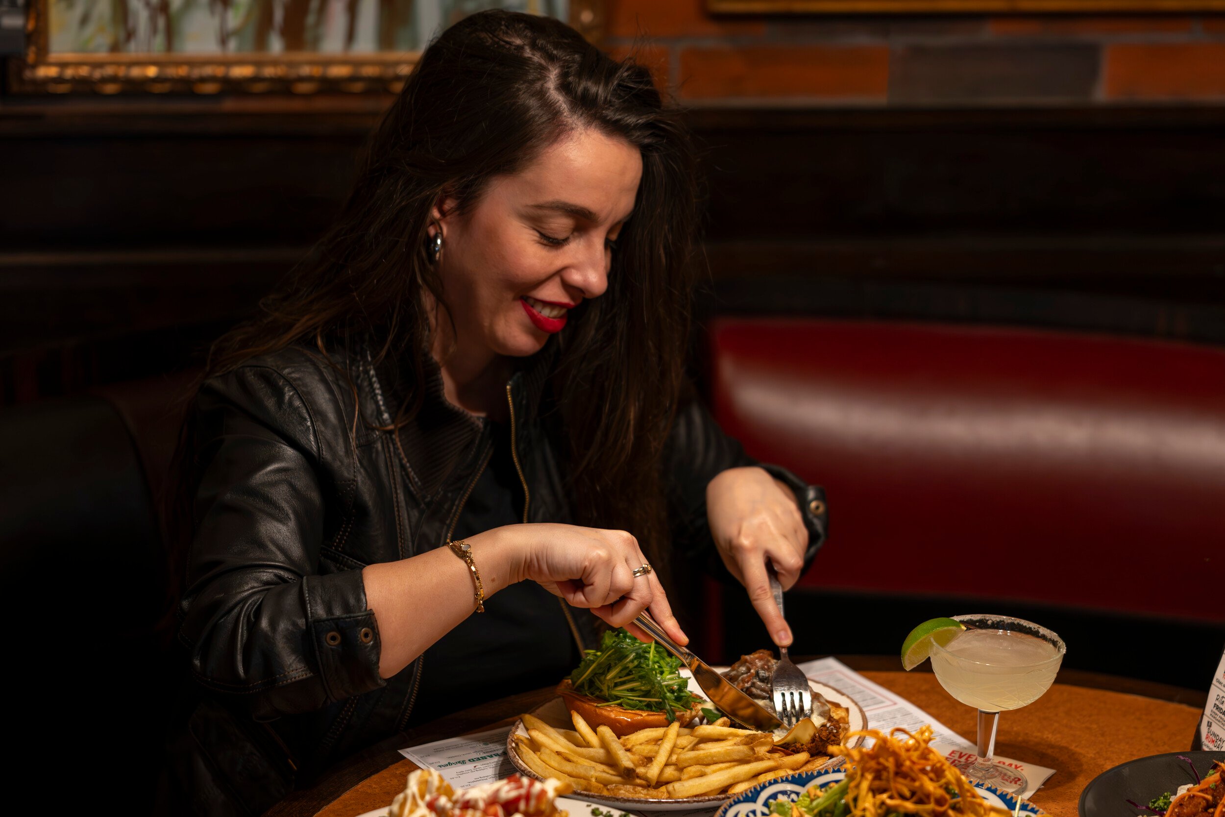 Στα TGI Fridays™ υπάρχει ένα super burger που δεν θα βρεις στο μενού- κι εμείς το δοκιμάσαμε
