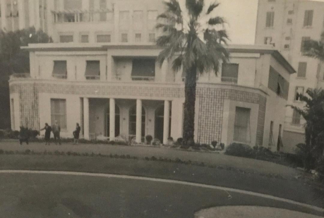 Τρία Αλεξανδρινά Μέγαρα: Φίννεϋ, Ρόλο, Σαλβάγου